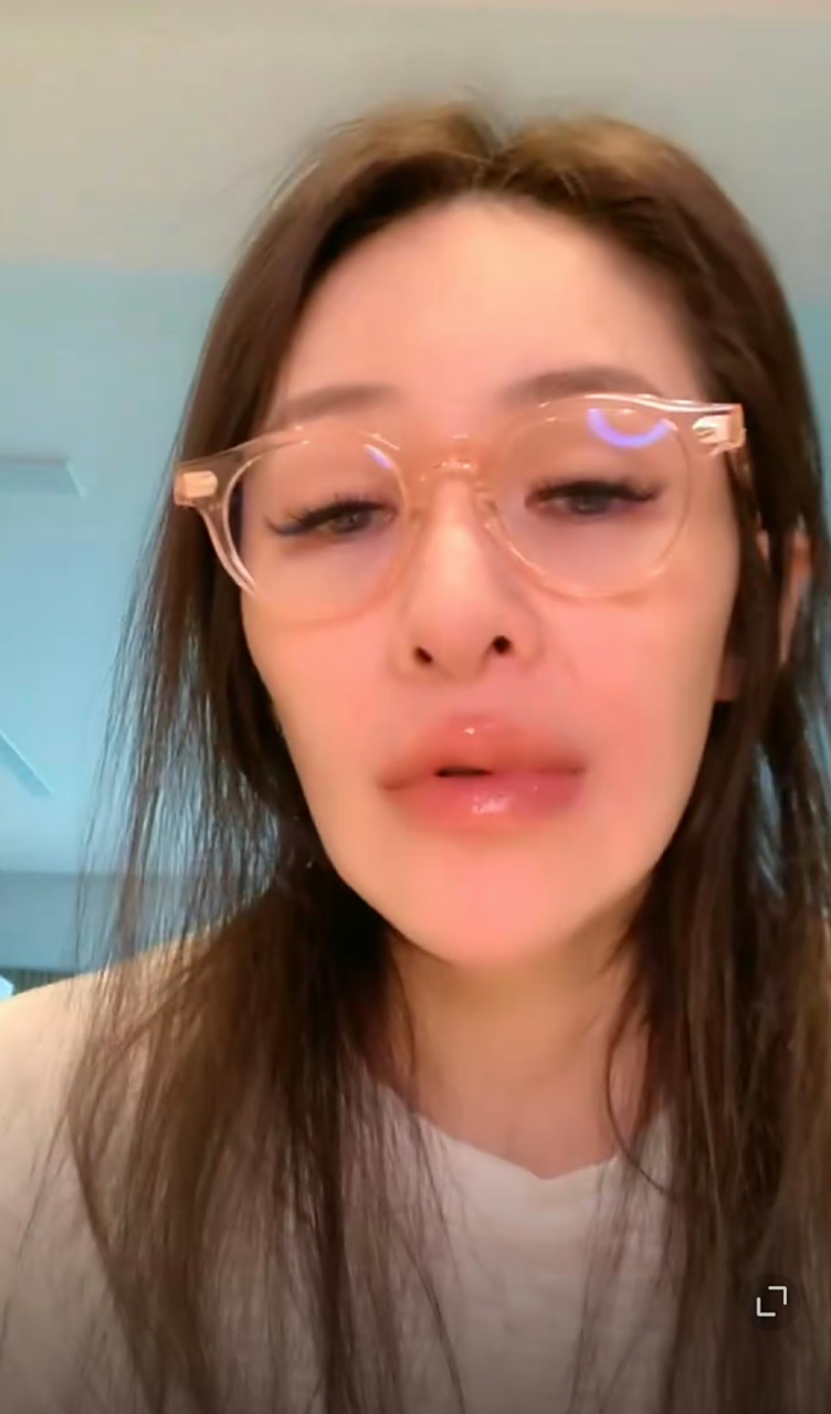 萧亚轩直播和粉丝分享近况,并自爆已恢复单身,表示自己近期一直在准备