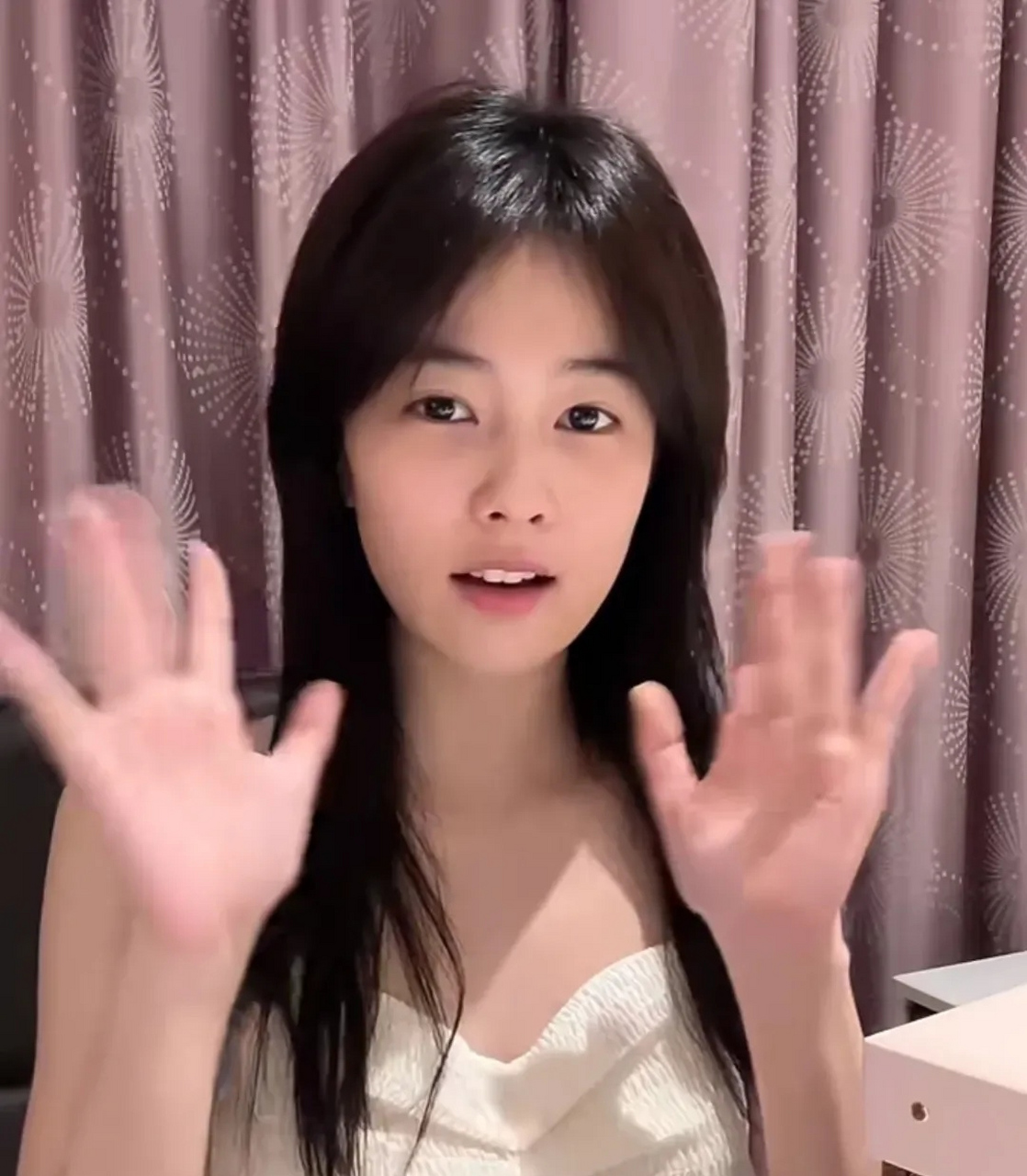 白鹿卸了妆录视频,不化妆的时候太显年龄小了,眼睛有种学生时代呆萌的