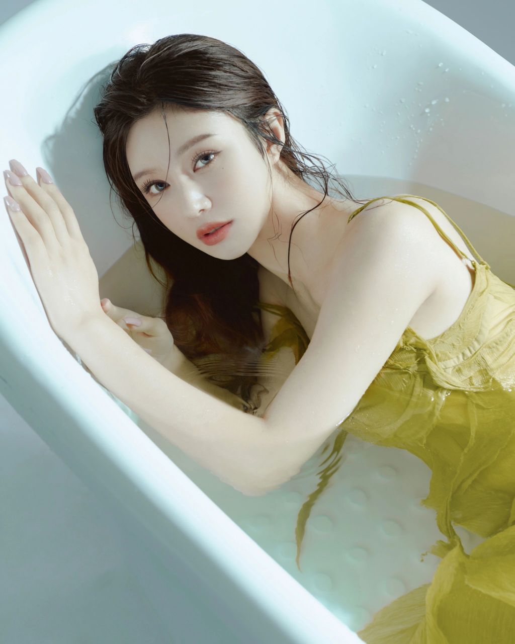 诱人的湿发将氛围感拉满 又纯又欲的少女气息9215 糅合在浴缸09