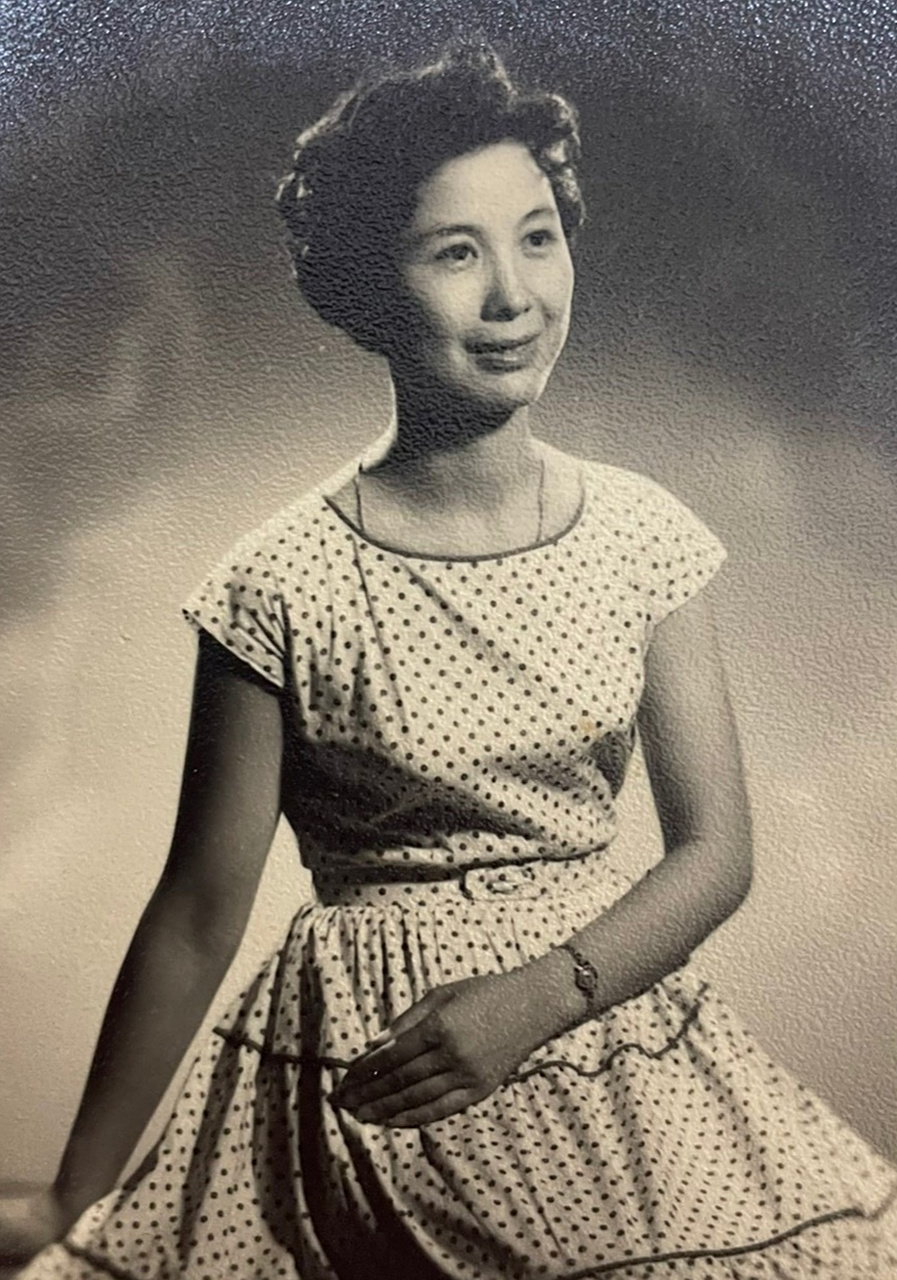 早期著名黄梅戏艺术家～严凤英～送给父母的签名照.