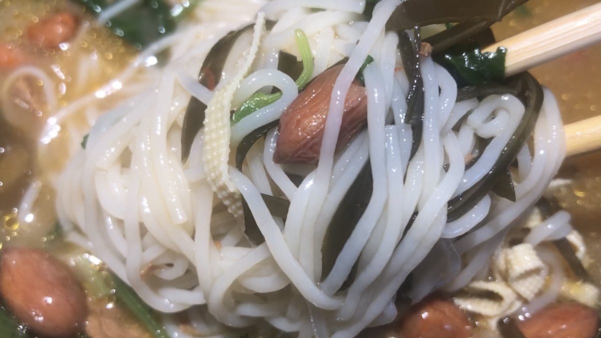 花14元吃一碗香菇鸡丁米线,没吃饱,米线还真不能当主食吃!