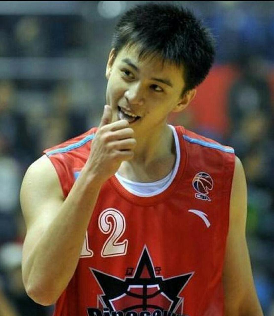 辽宁男篮主教练杨鸣年轻时真的太帅了![比心][比心]