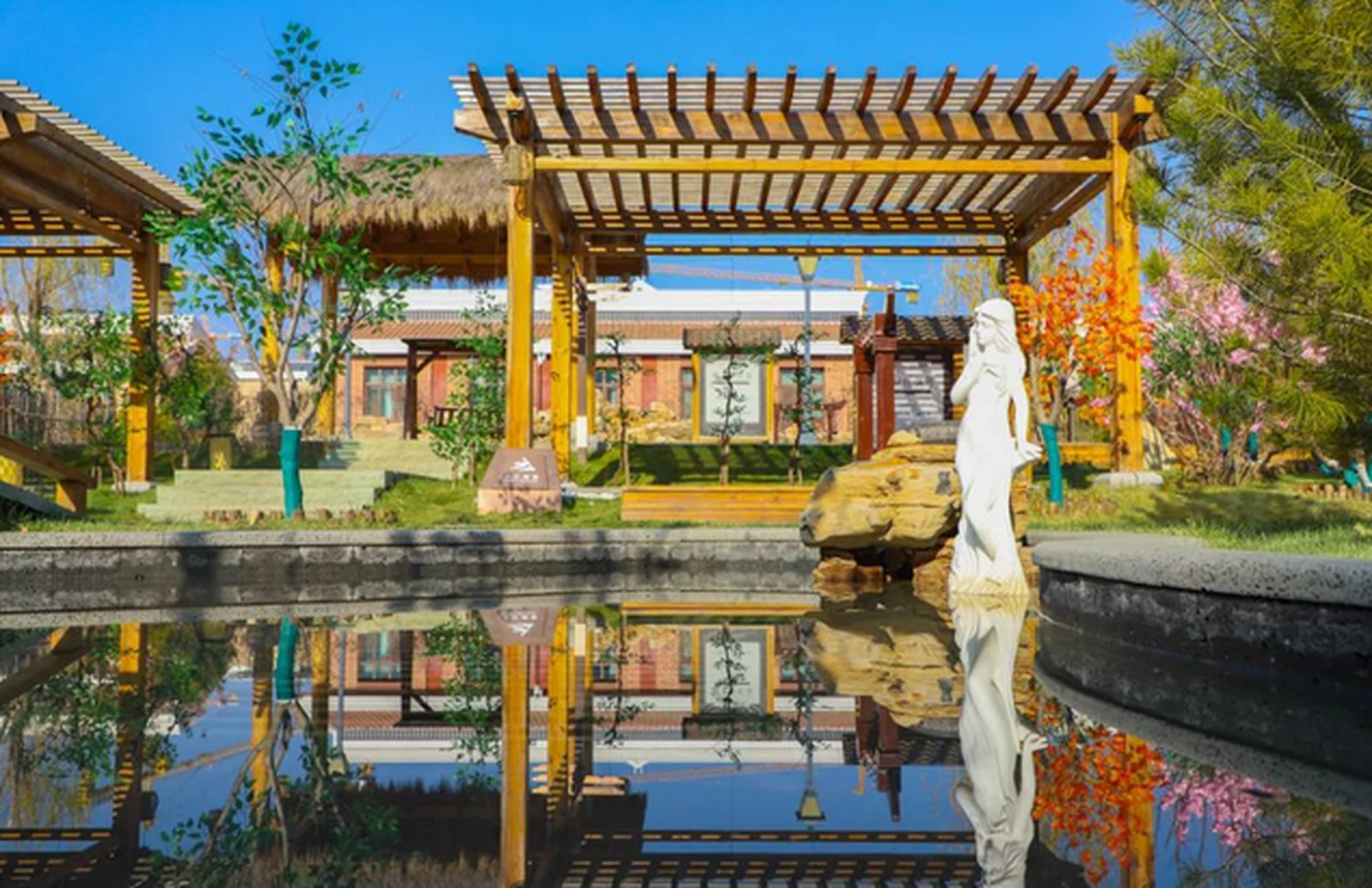 保定涞源白桦林温泉谷酒店位于白石山温泉度假区内华中假日温泉酒店与