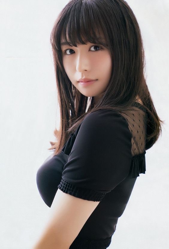 被日向坂46强行毕业一年后的井口真绪晒美图大秀存在感