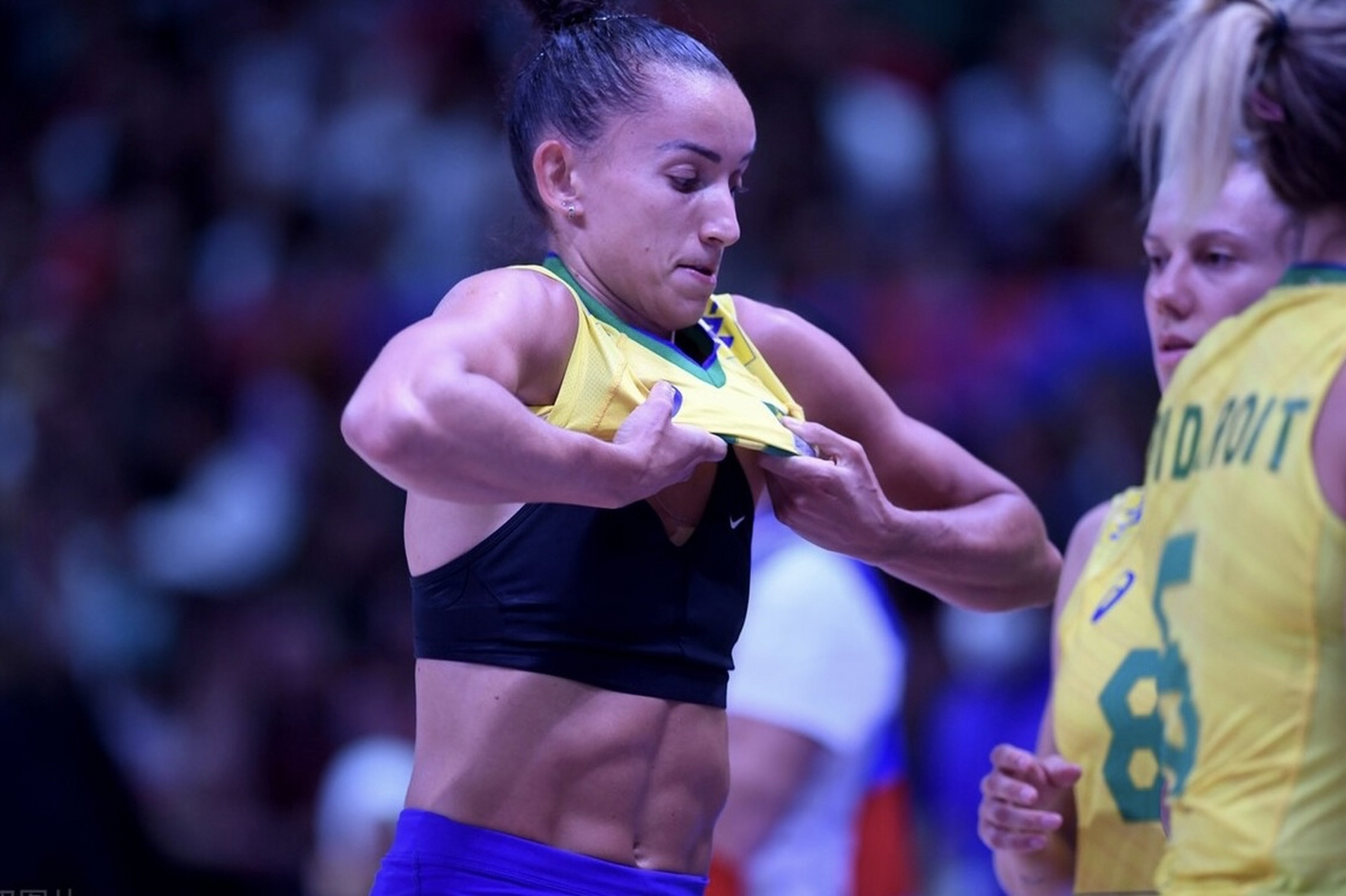 巴西女排主攻加比,这肌肉线条太棒了,腹肌也显而易见!