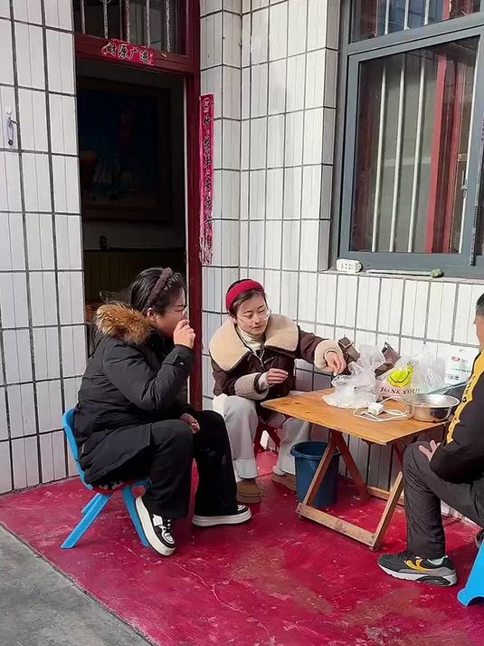 我小时候附近邻居只要没有儿子,村里人还看不起你,现在时代变了