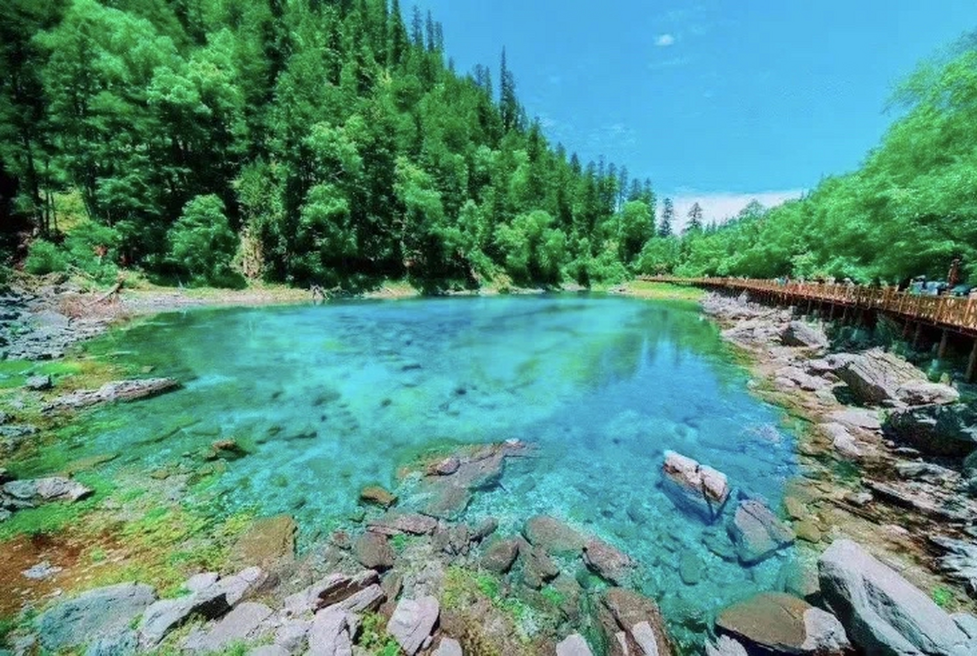 阿坝州日则沟是九寨风景线中最精华的部分,全长18公里.