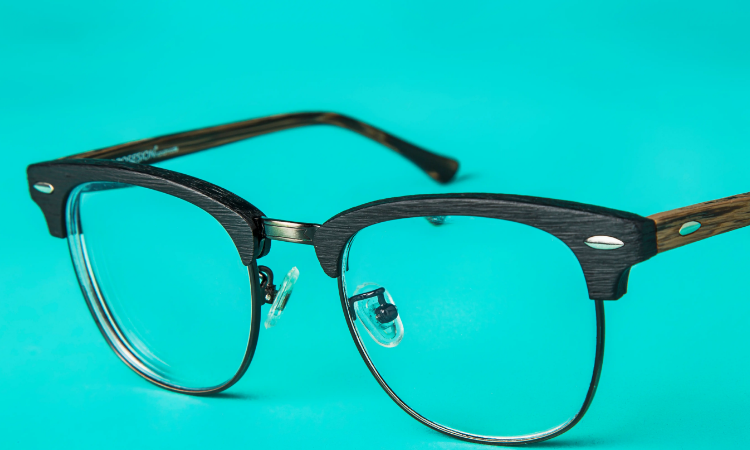 眼镜logo像一个v是什么牌子