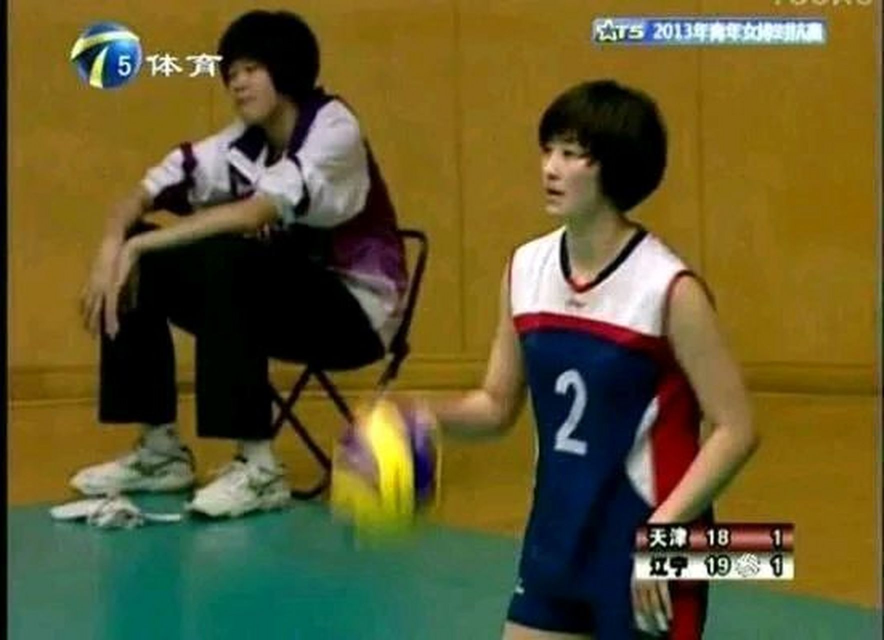 每次刷到李盈莹做球童时的照片都莫名的心酸而感动,朱婷是农家闺女