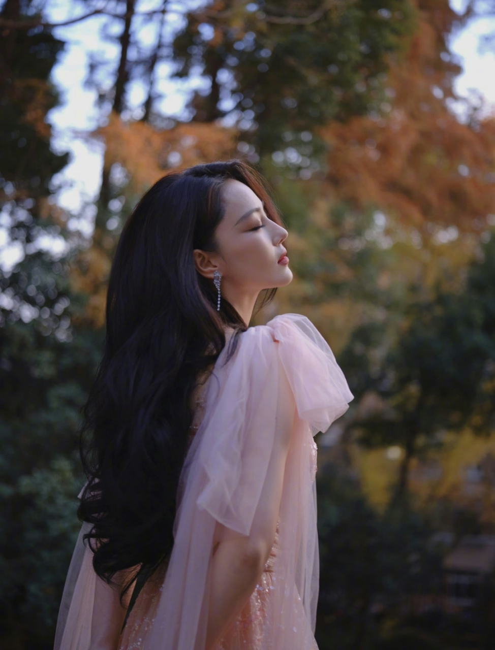 张馨予粉色长裙