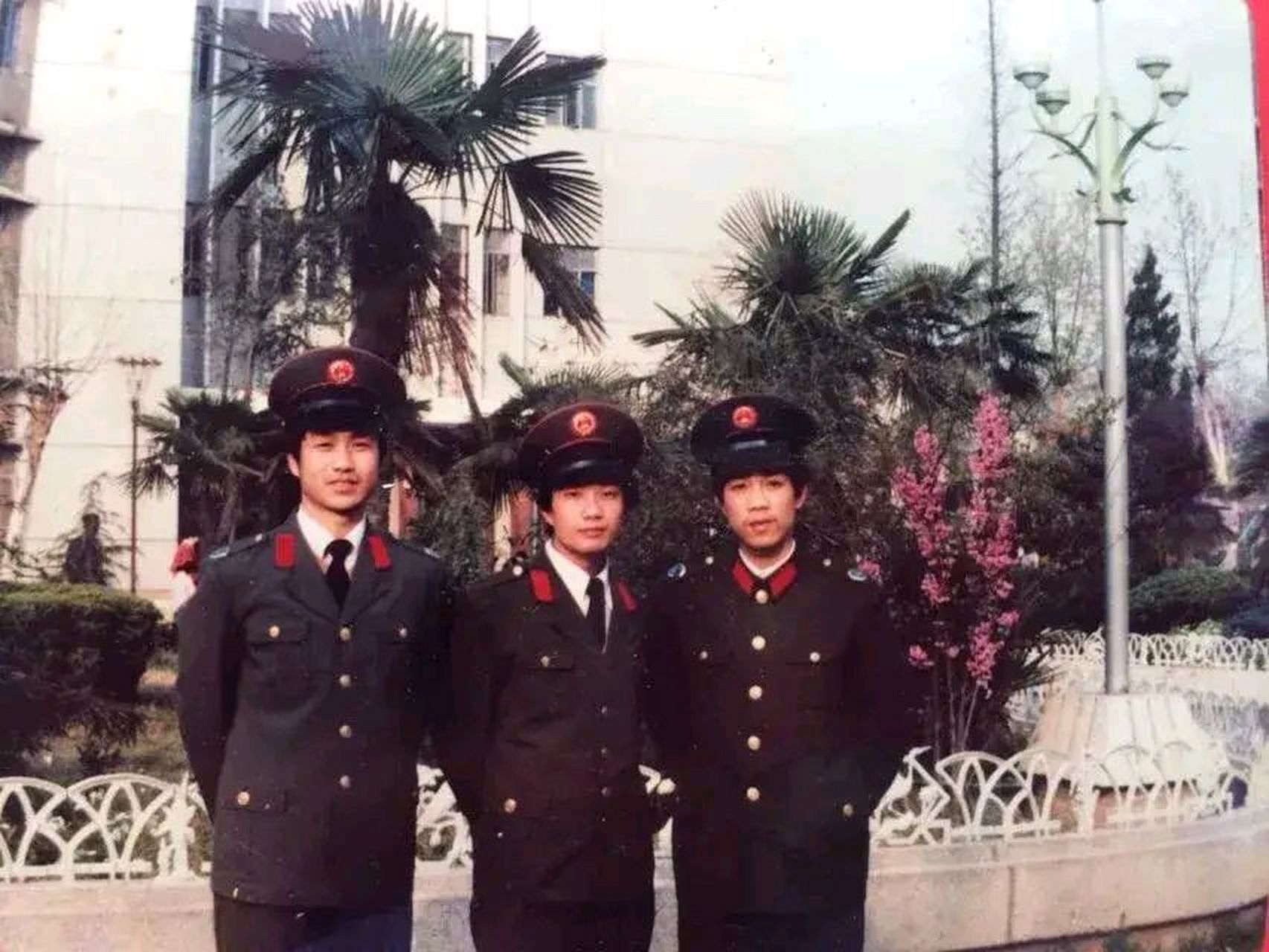 这张照片拍摄于1987年,湖北省武汉河运专科学校校园里,三名同宿舍的