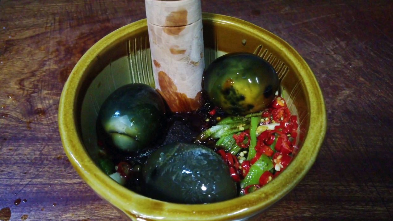 不愧是湖南人最爱吃的擂辣椒皮蛋,好吃又简单,拿肉都不换