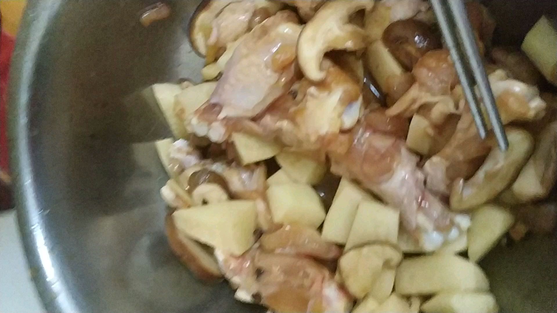 美味的土豆焖鸡翅根做法