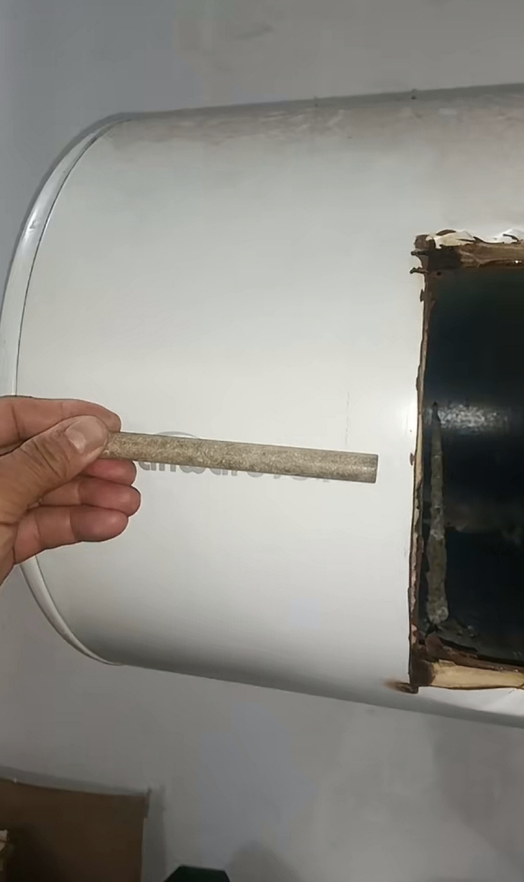 1000多的热水器坏了,把它割开,原来里面就是一个大个的热得快,还有一