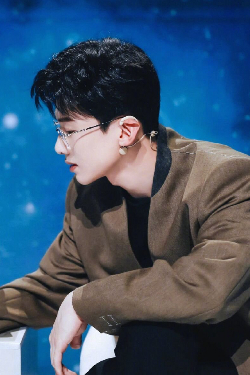 白敬亭一身休闲打扮,搭配透明无框眼镜,惊艳众人,粉丝直呼"小白戴眼镜