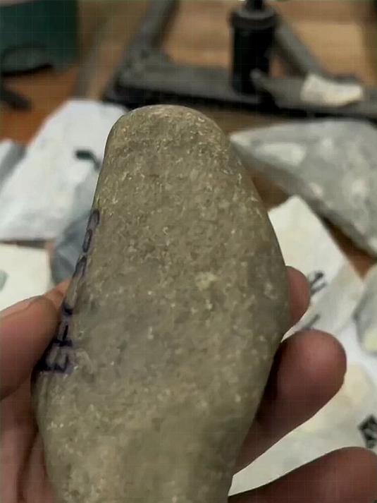 缅料黑皮莫西沙原石,属色料,带白雾重11.2公斤