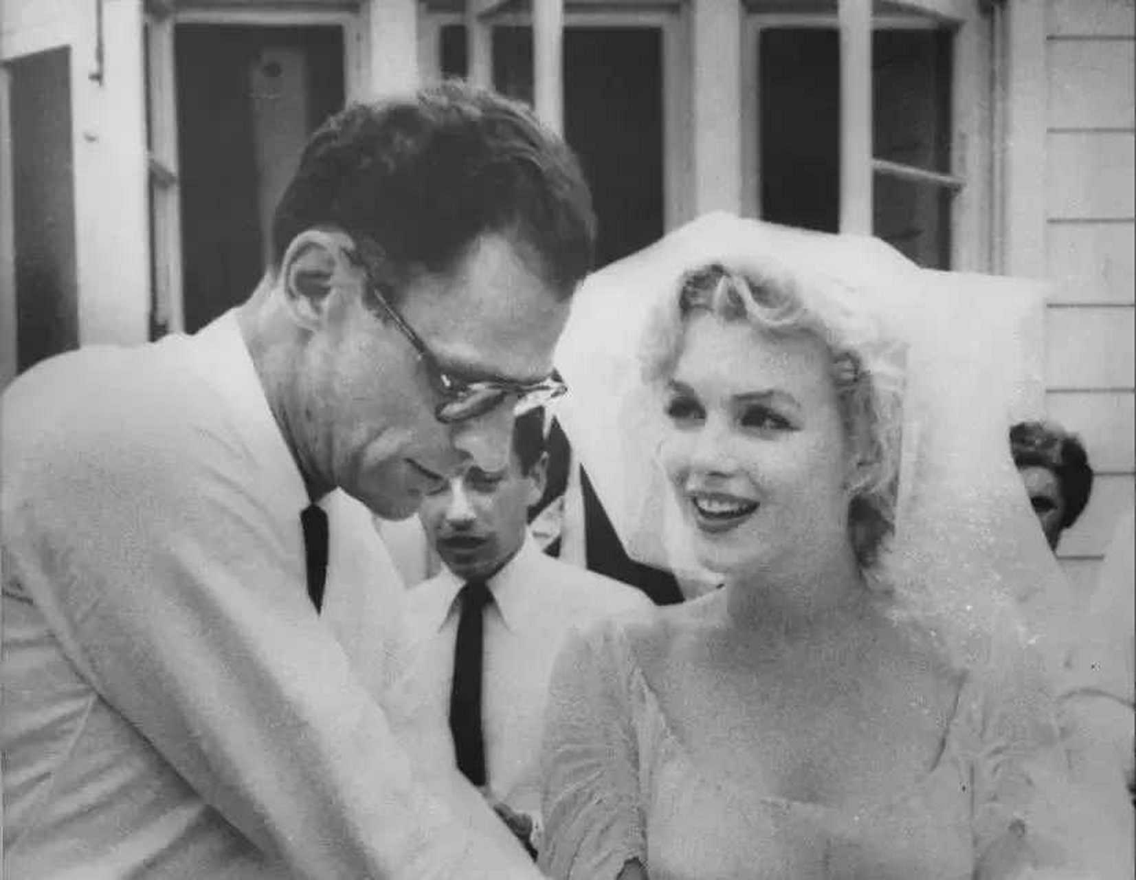 1956年,性感女神玛丽莲梦露与丈夫阿瑟·米勒结婚时的留影,让我们看到
