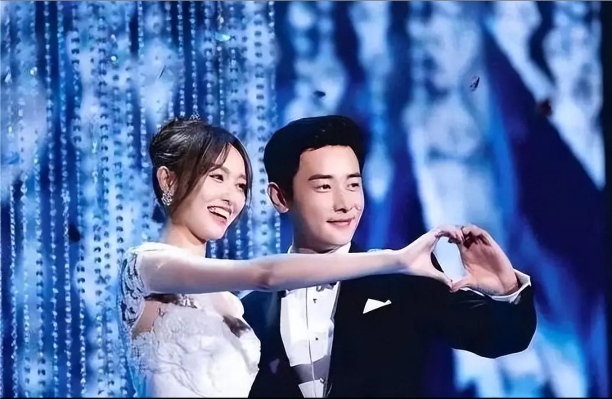 罗晋和孙俪自拍合照中间好大一个空隙,不愧是两对模范夫妻!