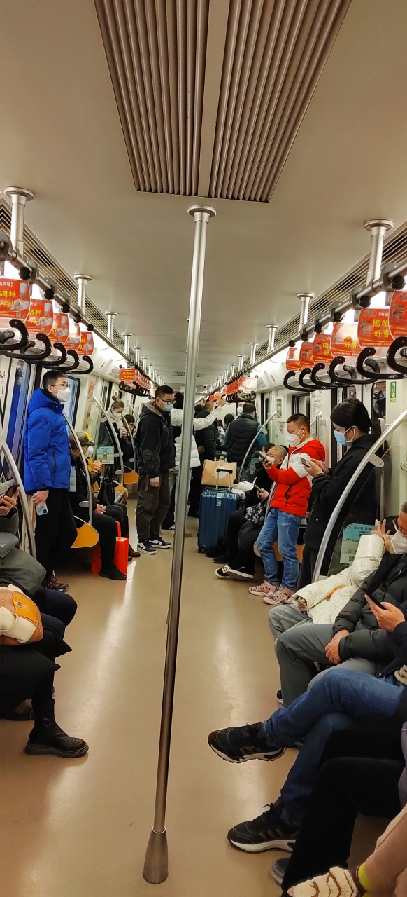 大年初五,09:23分,成都春熙路地铁现场随手拍