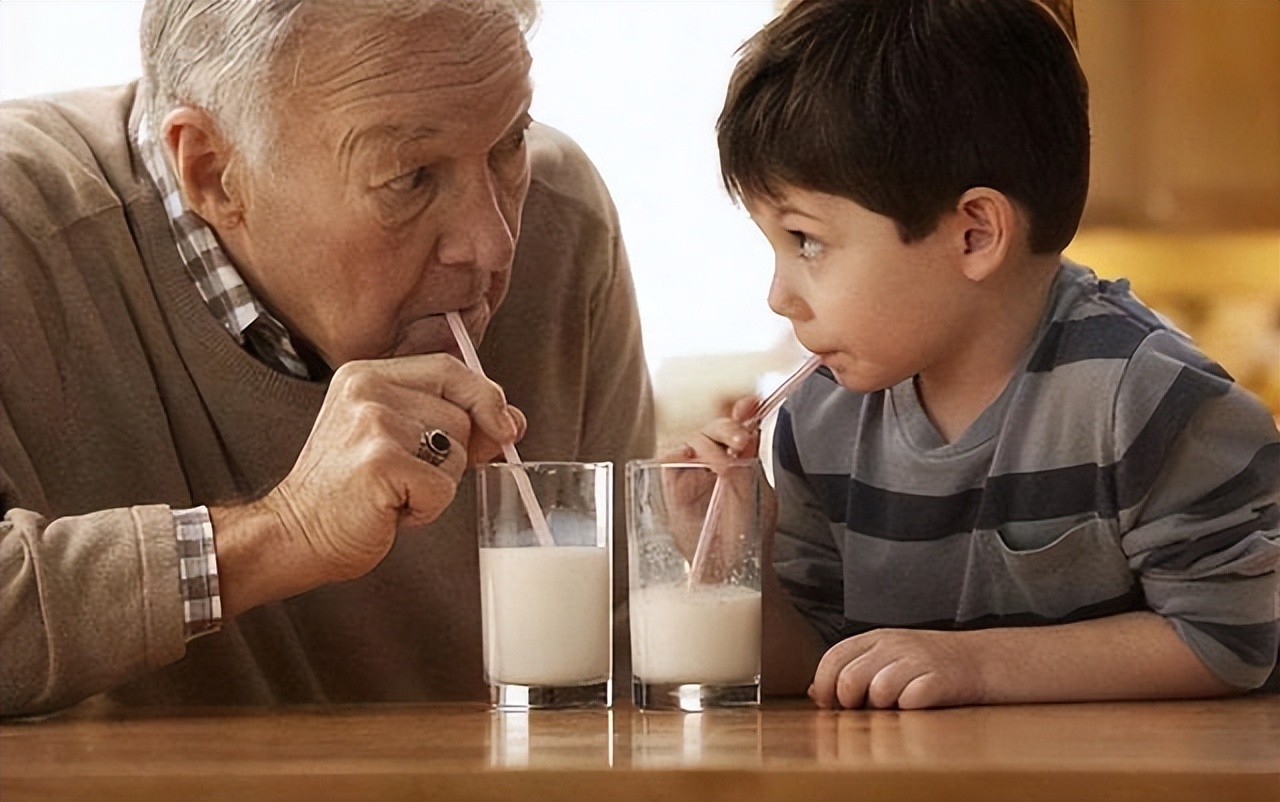 喝牛奶与不喝牛奶的老人,有什么差别?医生说出大实话,不妨看看