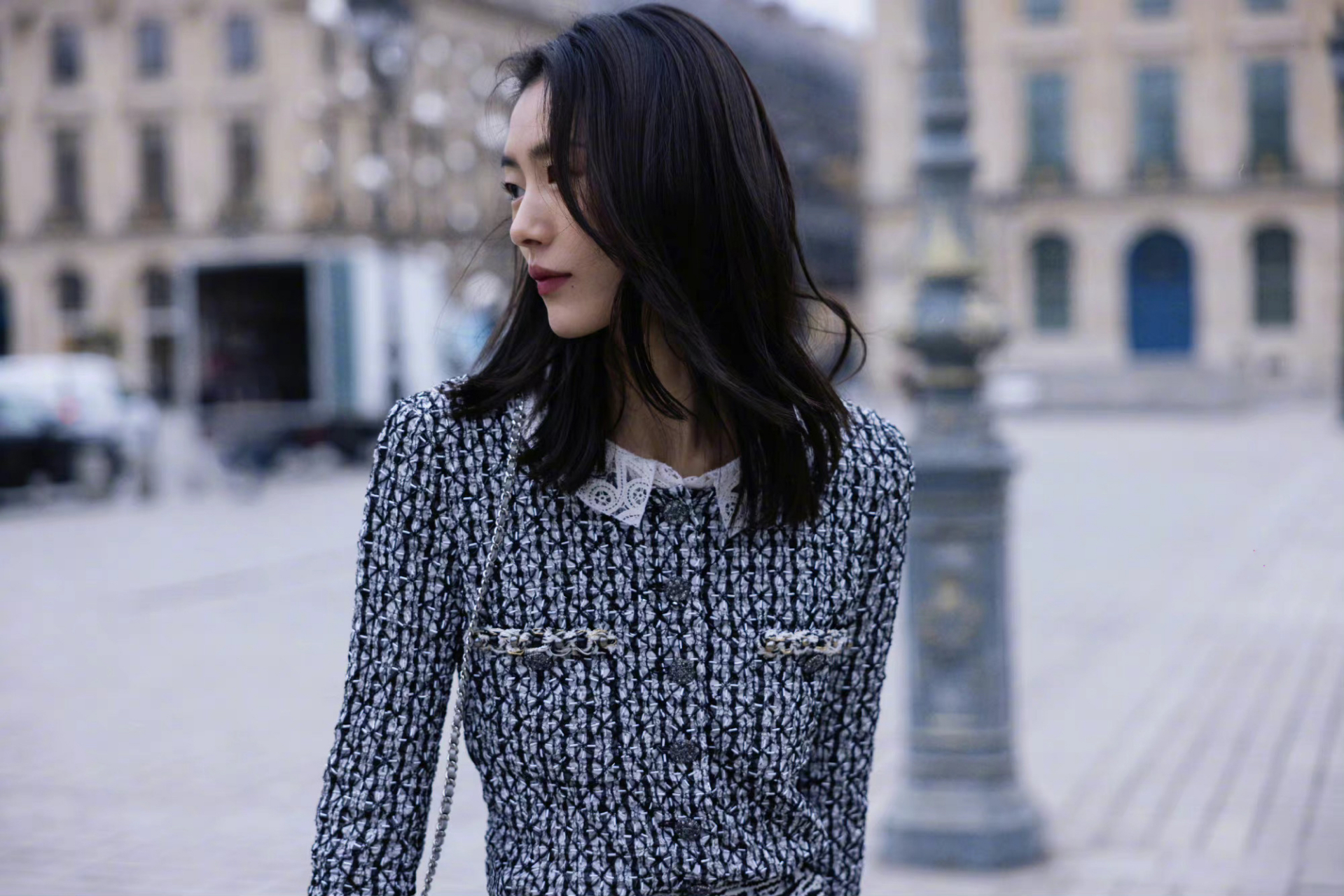 刘雯出席chanel 2023秋冬系列发布秀,身穿早秋高级手工