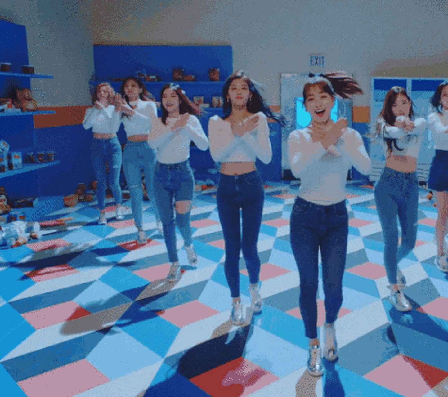 美女拍拍手,然后捂一只眼表示什么意思?#养眼美女# #逗你玩呢