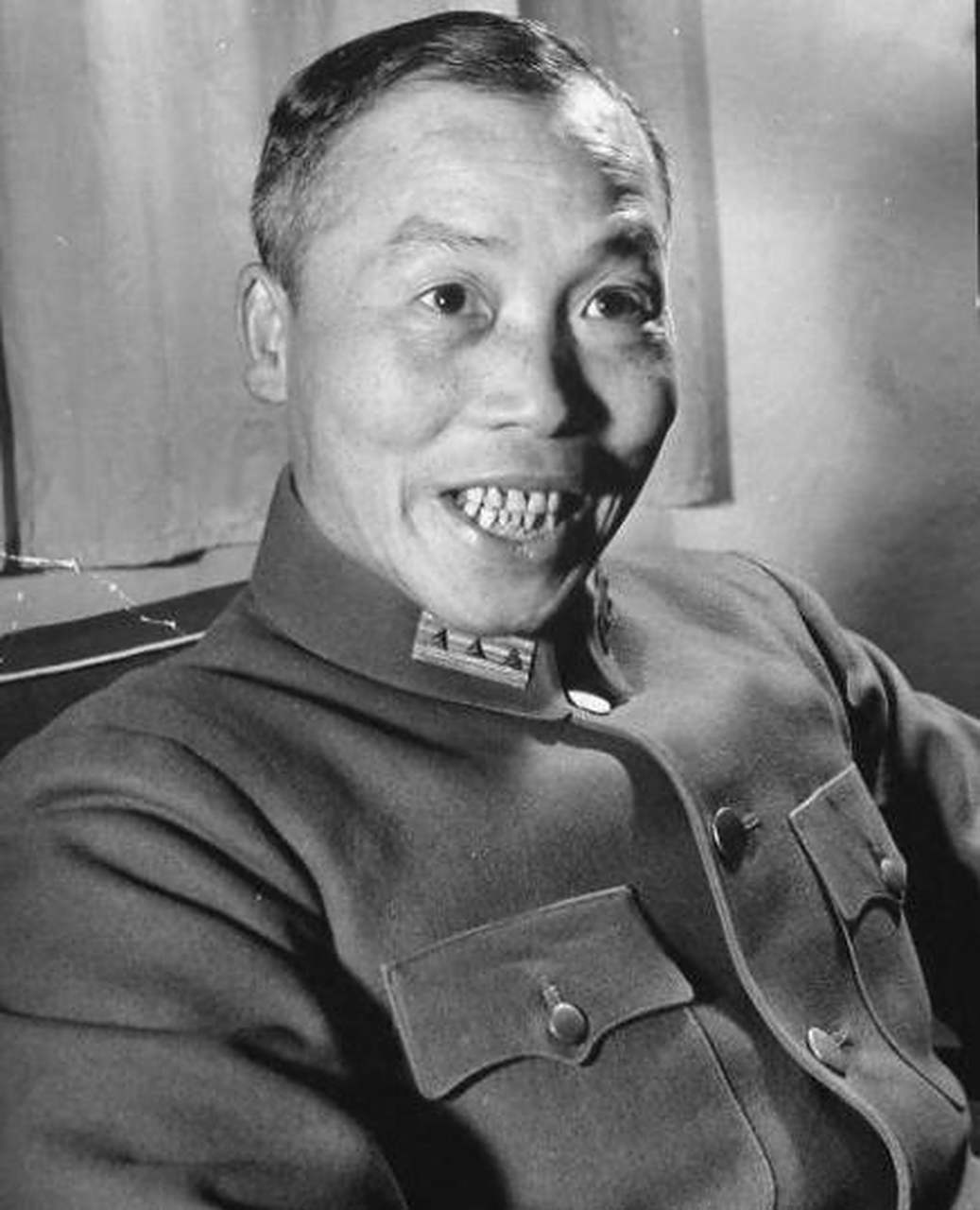 她是胡蝶的女儿胡友松,27岁时嫁给了76岁的李宗仁,最终出家为尼,丈夫