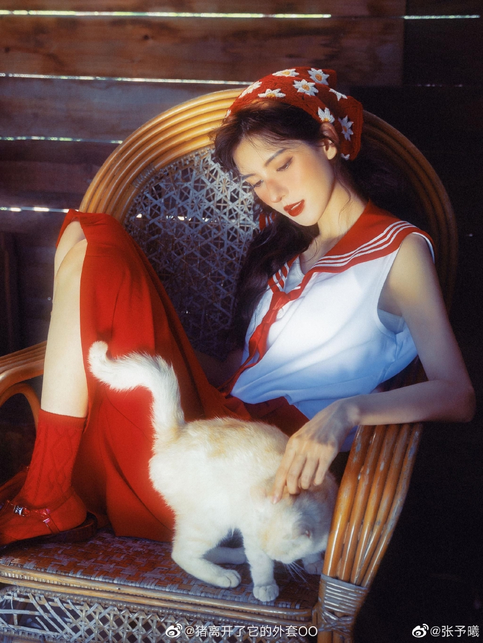 组图：张予曦秋日农场写真大片曝光浓郁雀斑妆变油画美人