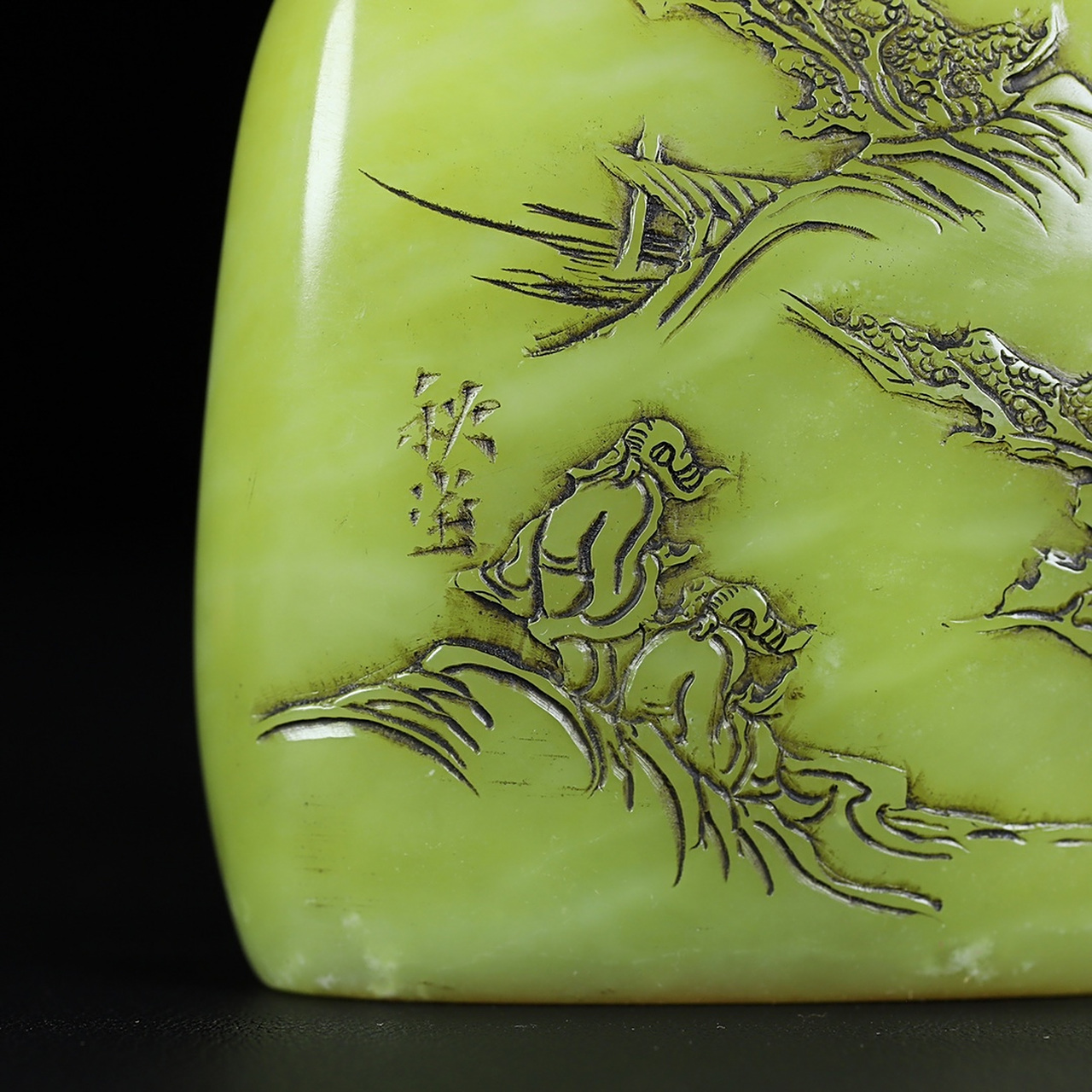 珍藏艾叶绿寿山石雕刻人物故事薄意印章,长7.5厘米宽3.2厘米高10.