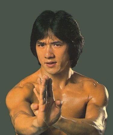 成龙打的赢泰森吗?假如在家具城会怎么样