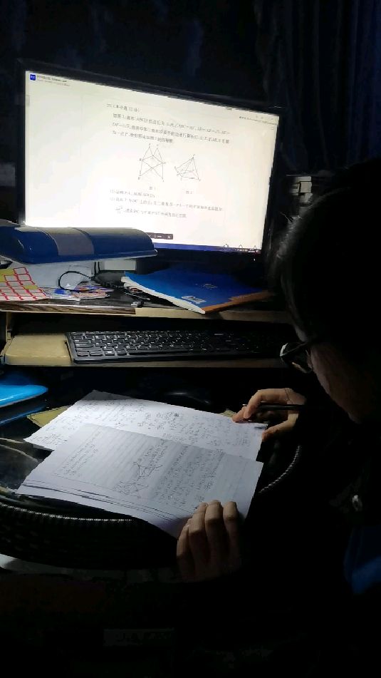 读书不易,写不完的作业,为了自己理想的大学,女儿加油!