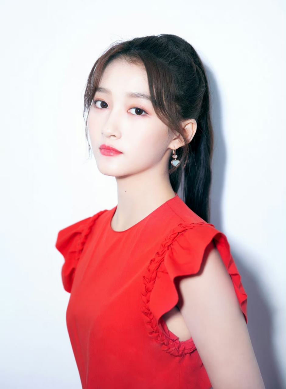 关晓彤一袭红裙搭配高马尾,娇艳俏丽,清纯灵动又不失甜美,浑身散发着