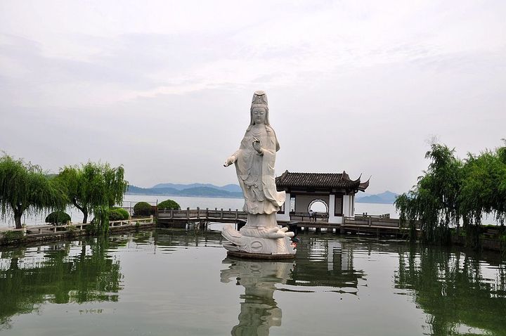 《初游东钱湖》