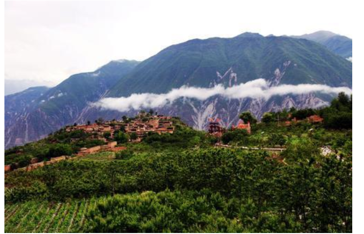 历史悠久,地势独特,白云飘飘,苍鹰展翅,四川汶川萝卜寨