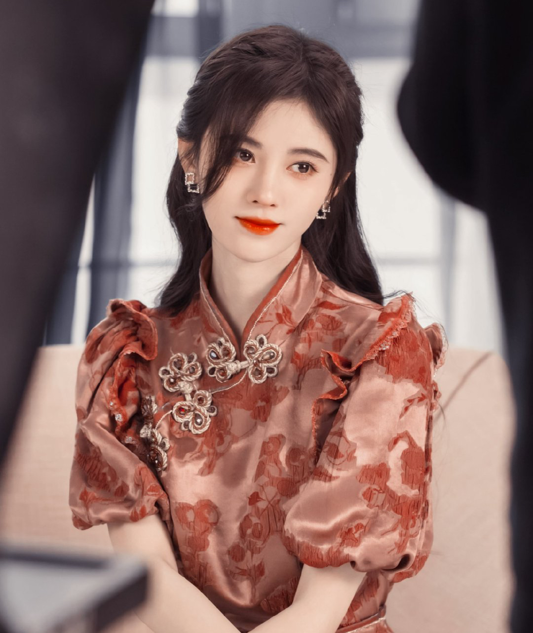 鞠婧祎生图状态粉嫩,穿旗袍女人味十足,网友:新一届人间水蜜桃