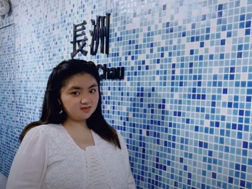 胡慧中女儿何嘉珍近状曝光,穿白裙漫步沙滩,露阳光灿笑超自信