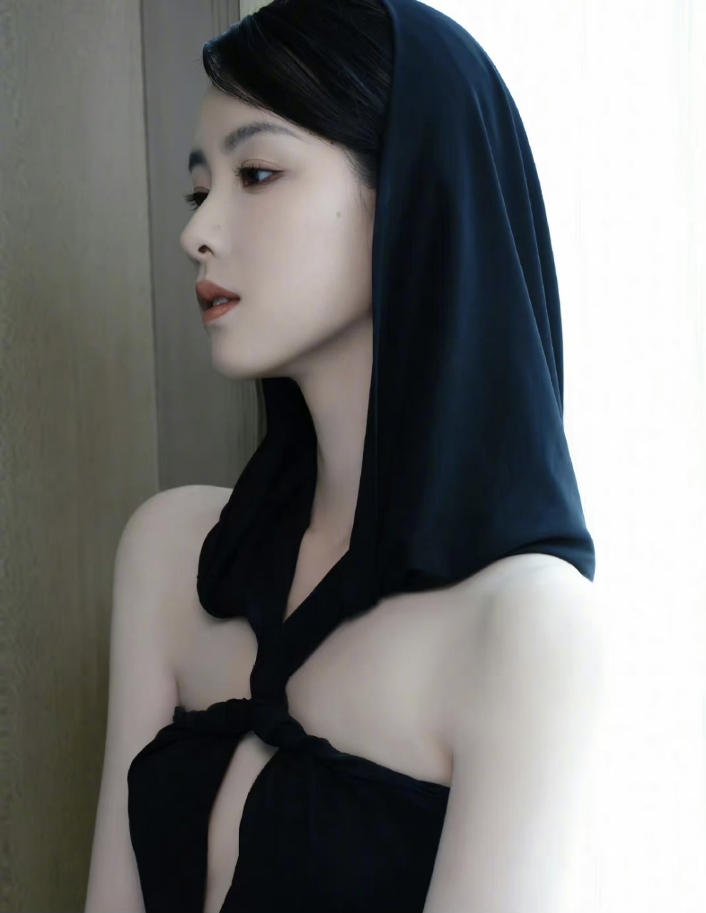 陈都灵这造型只看上半身是美的,看到全身照之后就有点一言难尽了,这