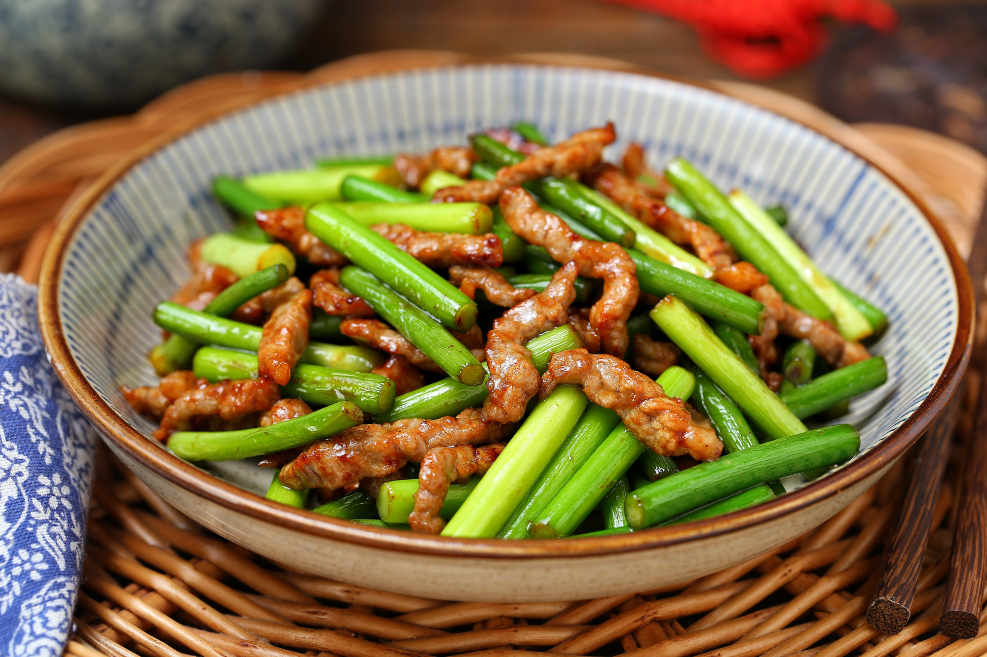 蒜苔和牛肉一起炒,简单快手营养丰富,和米饭是绝配,太过瘾了!