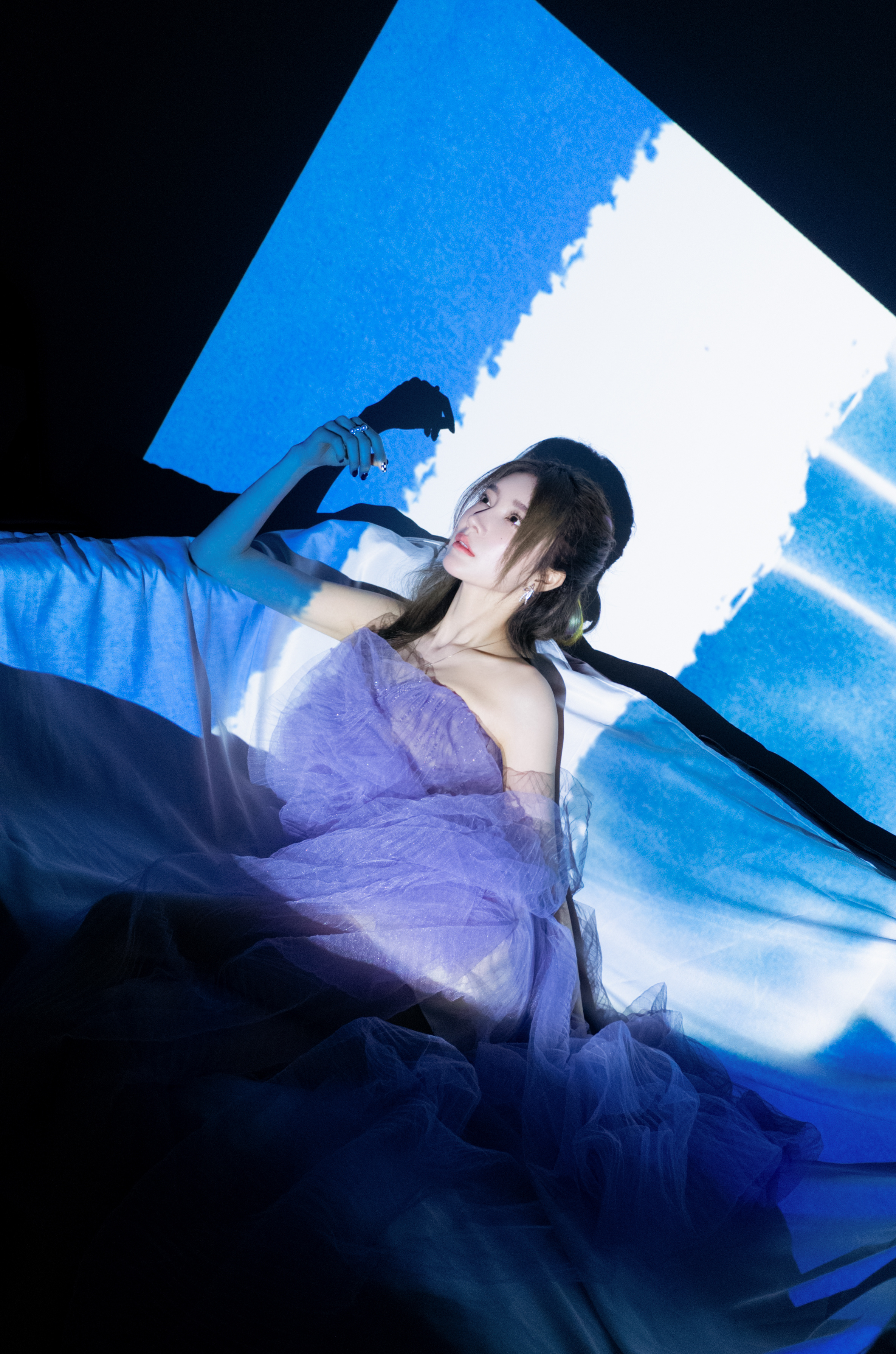 戴燕妮写真,一袭紫色纱裙,神秘优雅,性感迷人