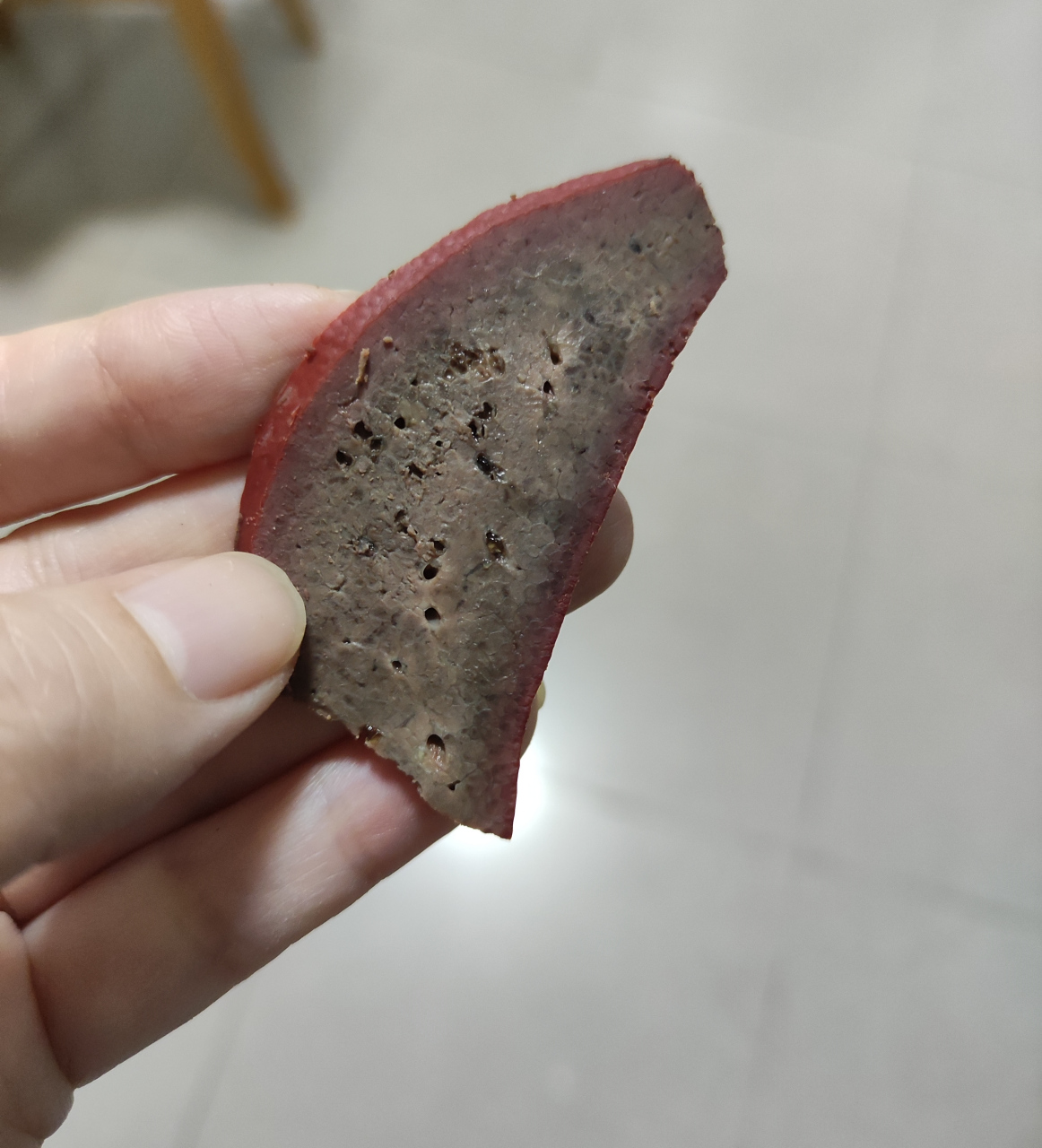 晚上买回来一块熟猪肝,切着切着发现,同一块猪肝,颜色怎么不一样了