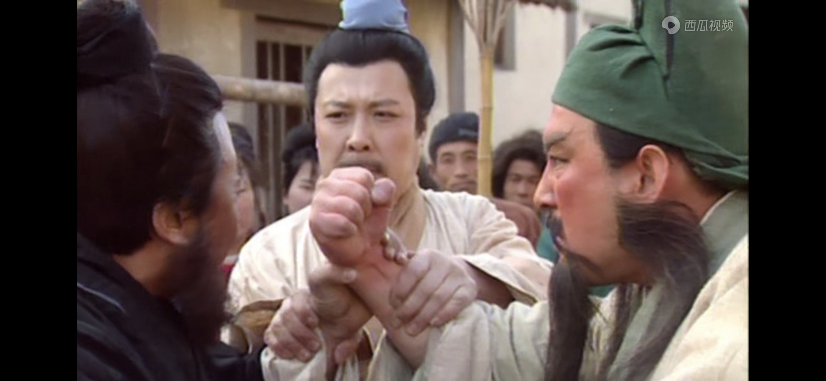 大家都看过三国演义86版,在第一集的时候是唯一能看到关羽和张飞打架