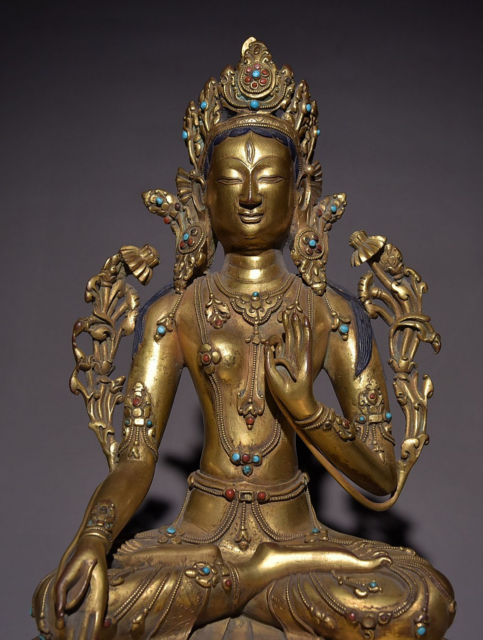 铜鎏金嵌多宝观音坐像摆件 尺寸:高33厘米,长21.5厘米,宽21.
