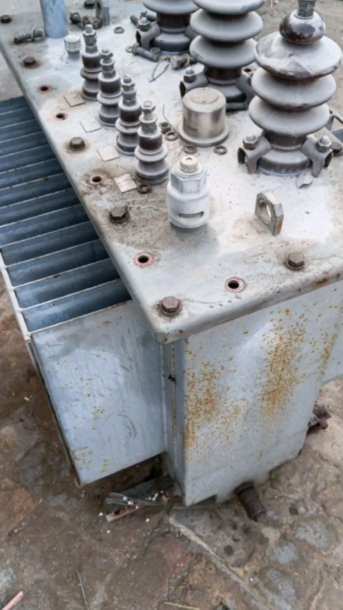 废旧变压器回收拆解过程这样的变压器回收一定要注意啦