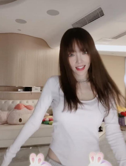 李小璐穿丁字连体衣服,在床边低俗玩擦边,网友直呼:辣眼睛?