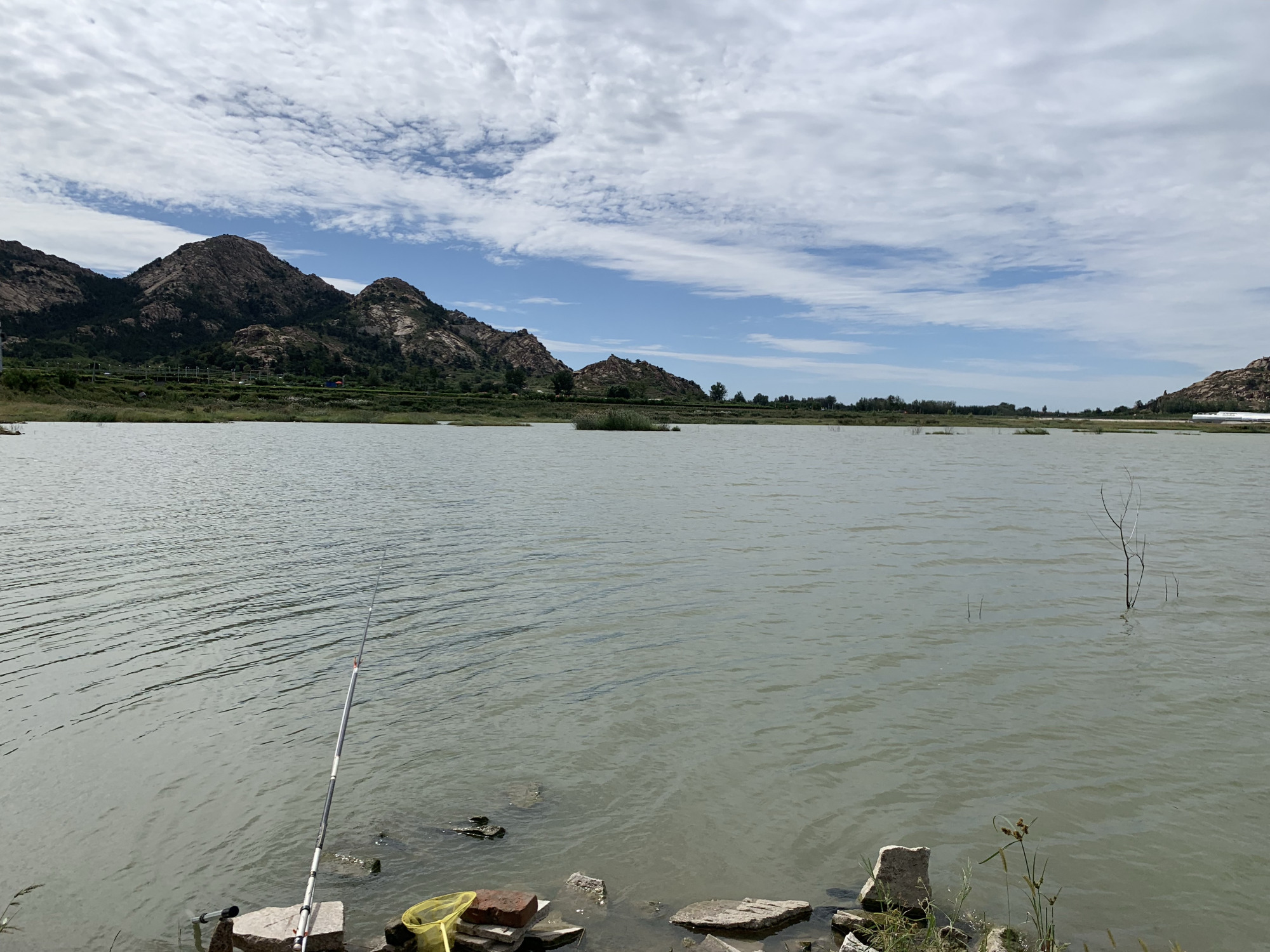 风景如画的平度市大泽山镇淄阳河水库,天蓝水碧,好惬意心向往之
