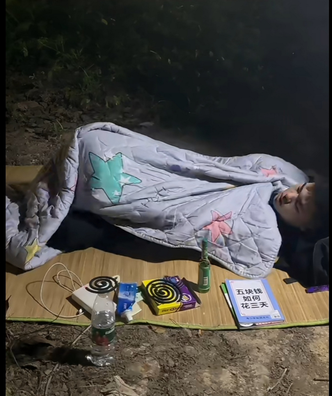 这位帅哥由于在外找工作困难,只能睡桥洞,晚上特别冷,一有点扛不住了