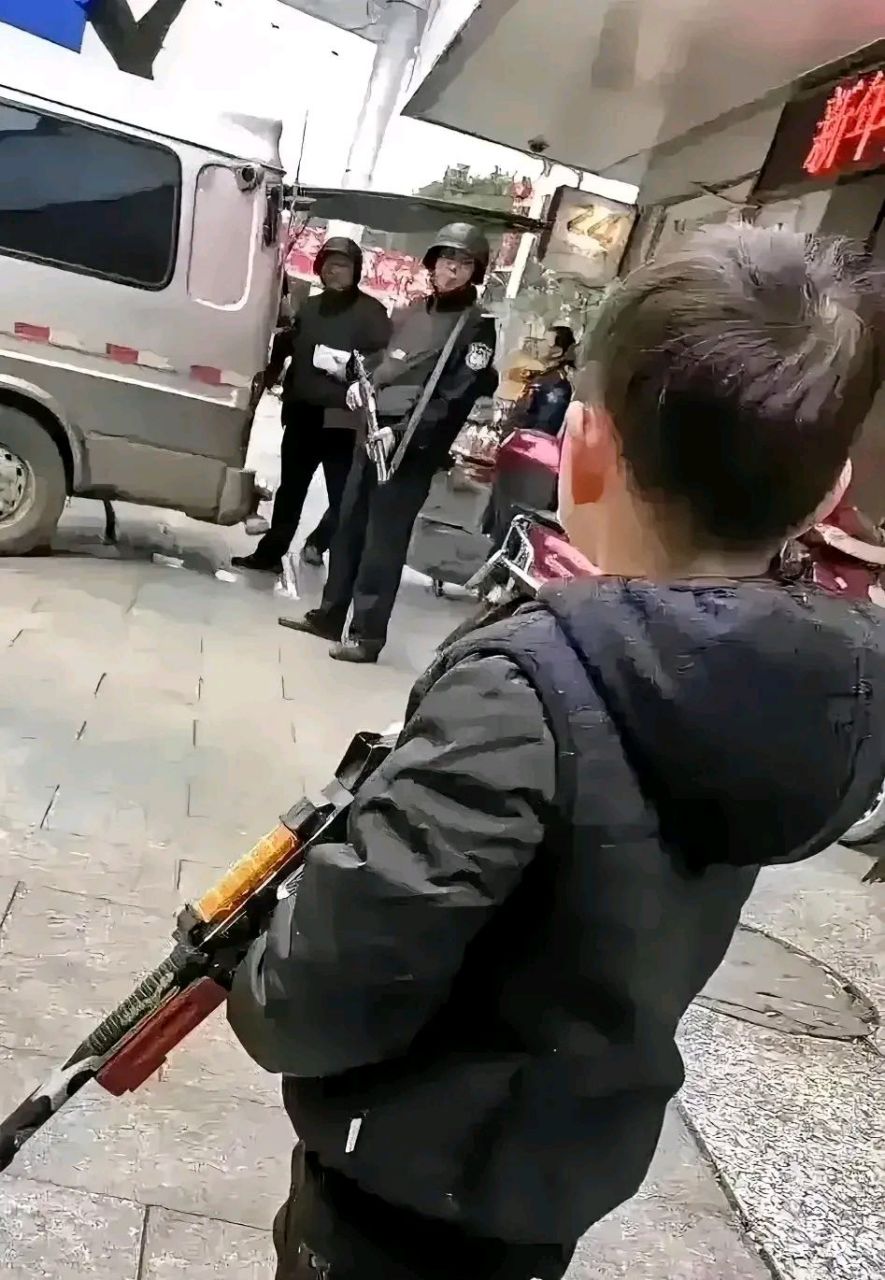 一辆运钞车的押运员,在等待工作人员存放钱款的时候,忽然看见一个小