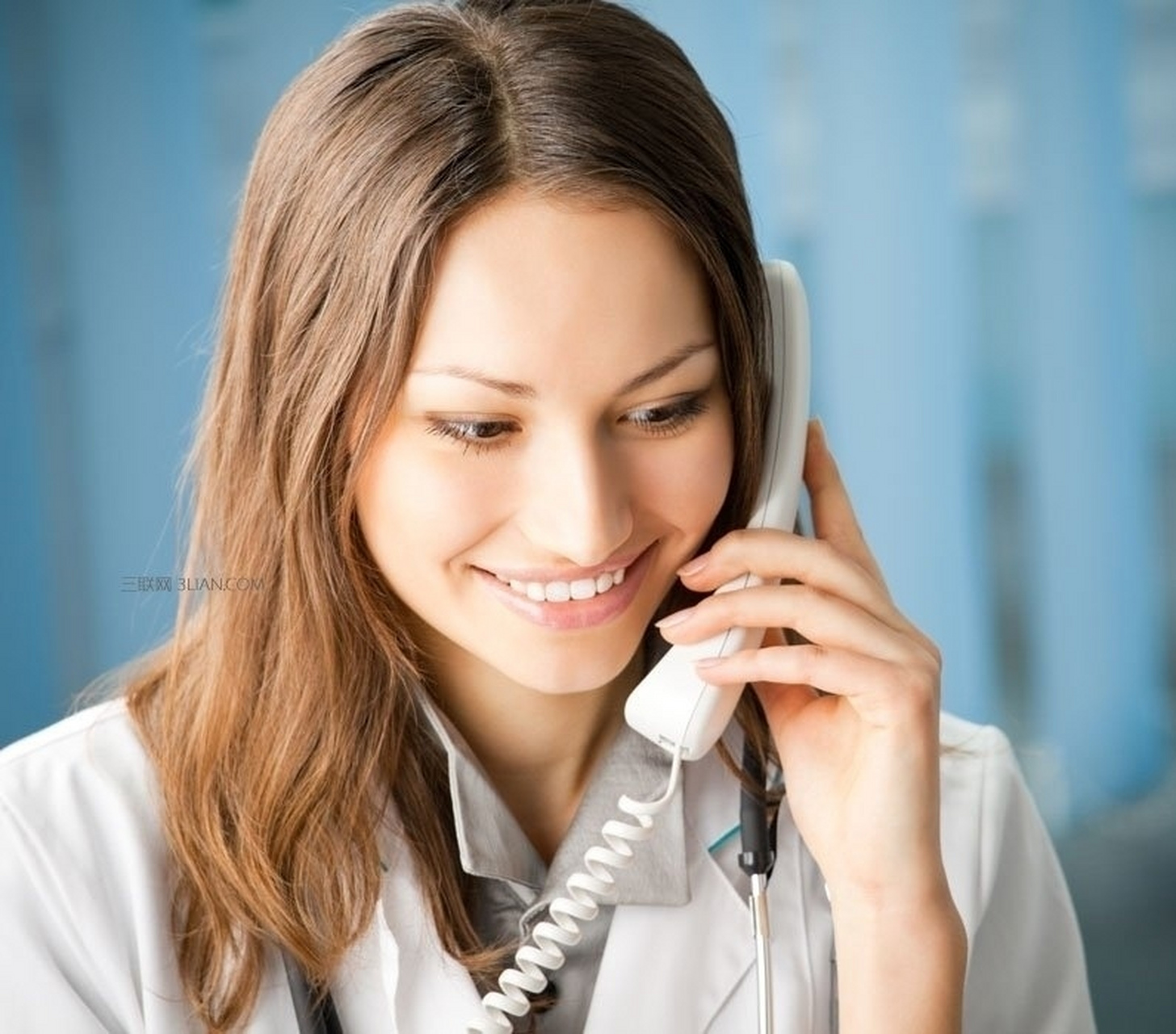 刚接了个电话:"您好,方便面是吗?