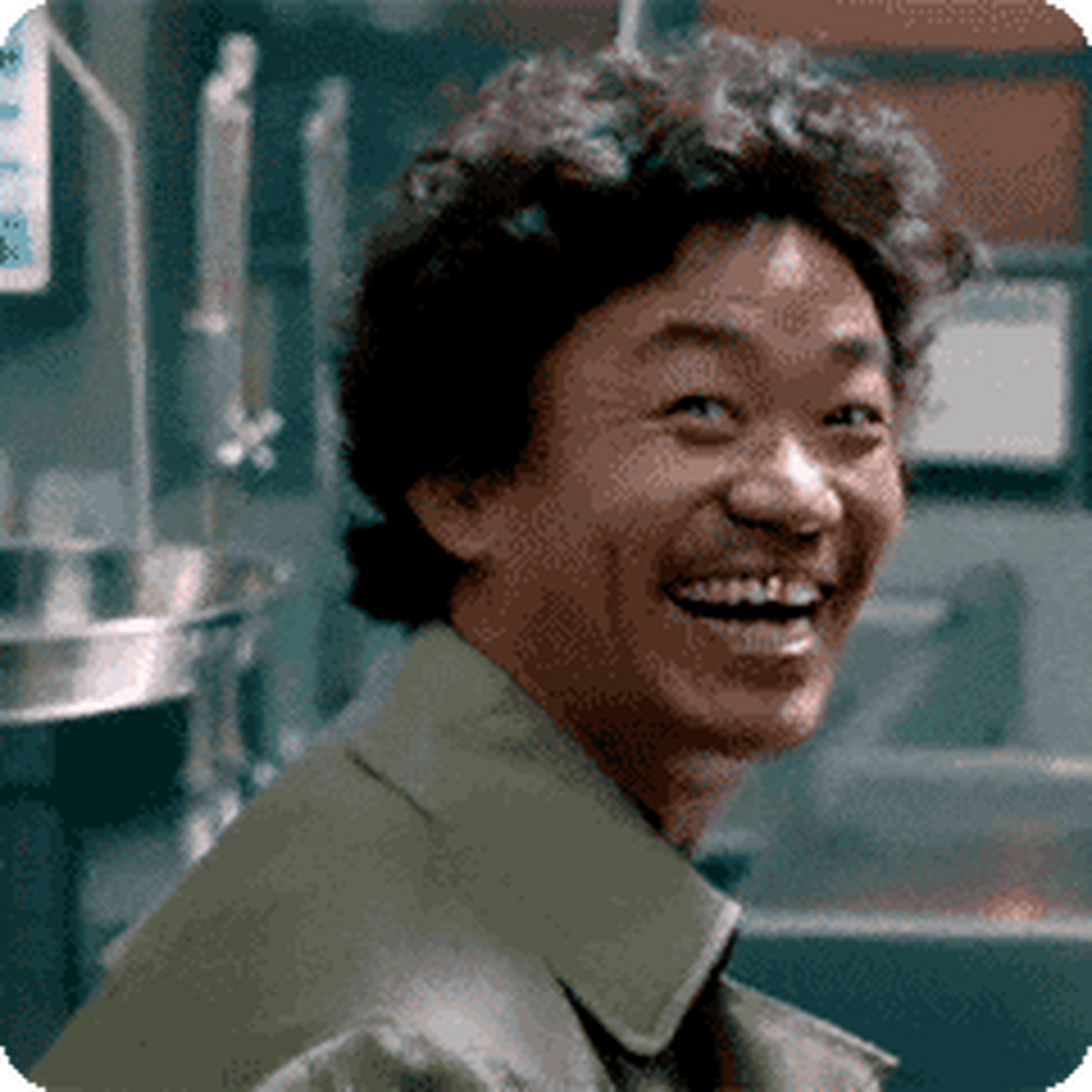 面相学中,鱼尾纹发炸也叫"奸门开花",这样的男人多好色,爱玩,很难收心