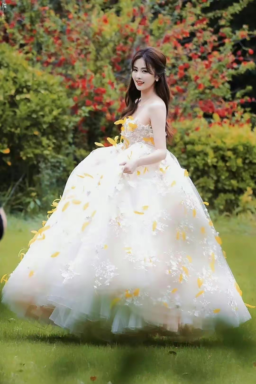 白鹿胎毛刘海太养眼了吧,一袭蛋糕长裙优雅恬静,花仙子造型更甜.